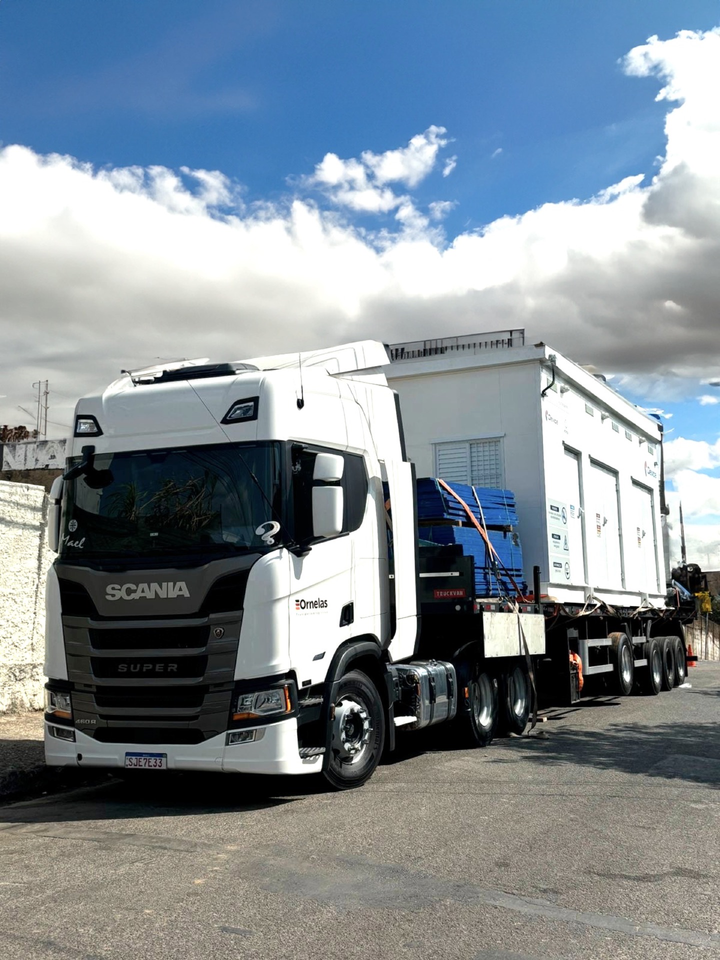 Caminhão Scania com carga transportada pela Ornelas