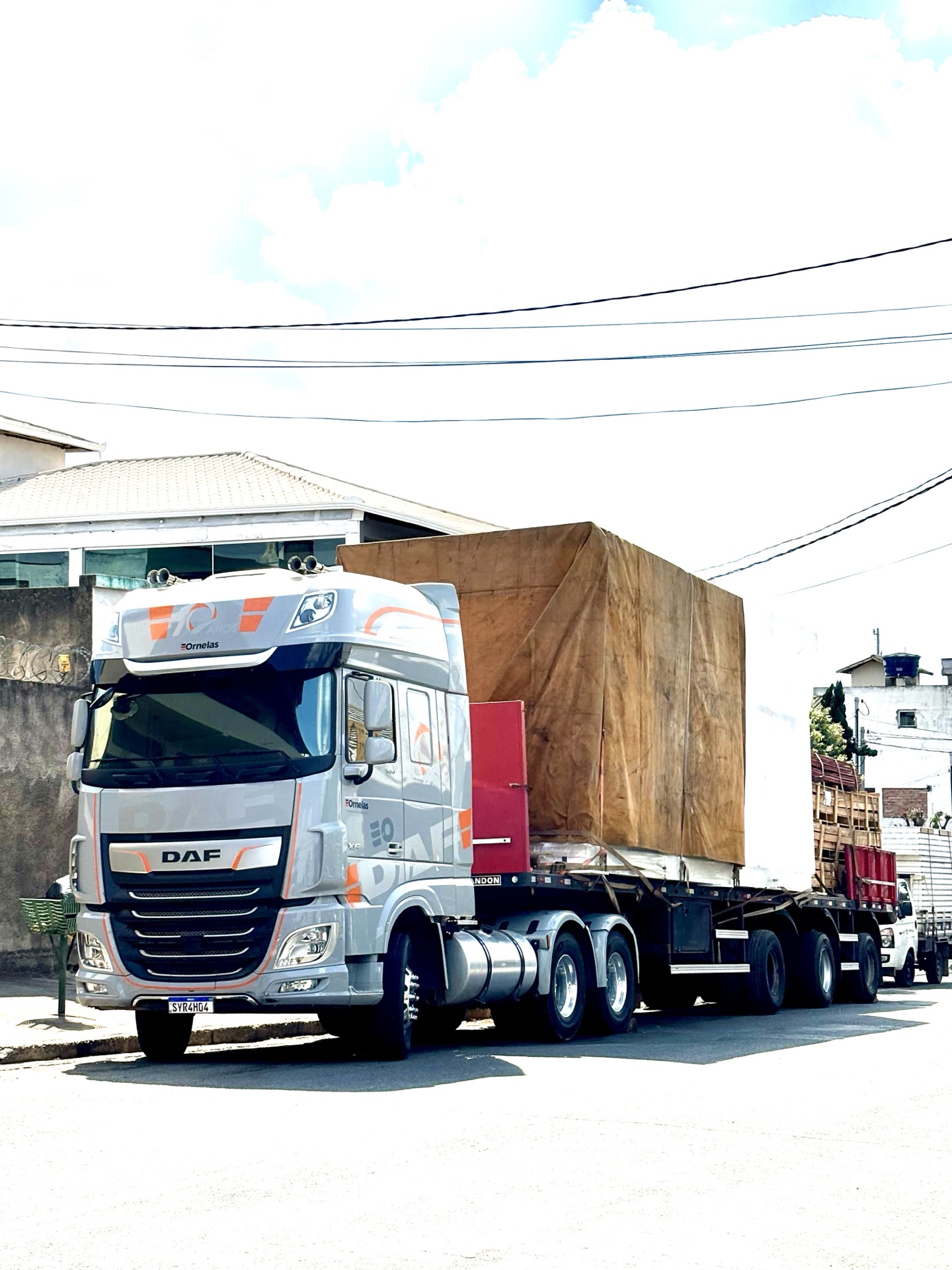 Caminhão DAF com identidade visual Ornelas 10 anos