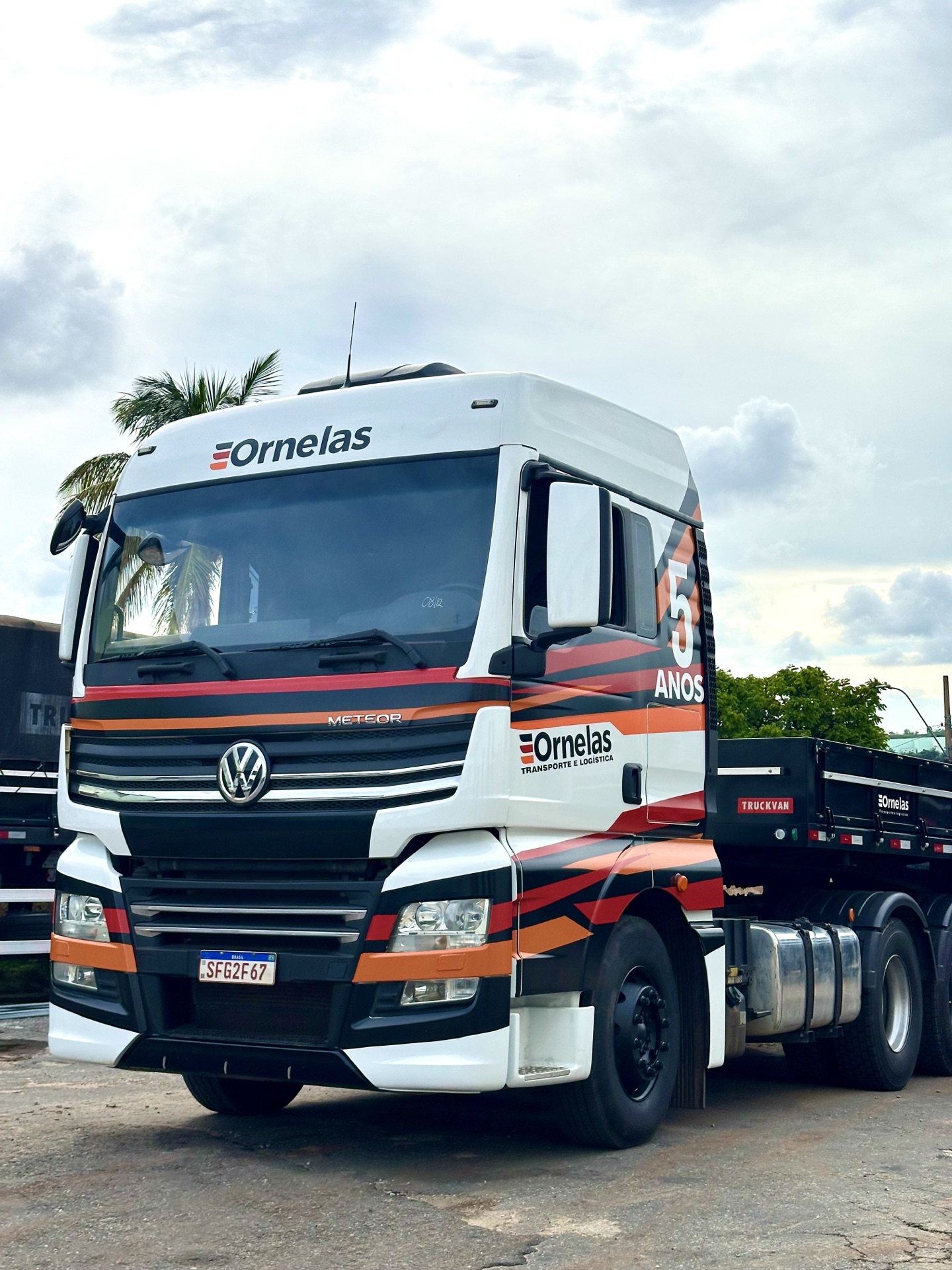 Caminhão Volkswagen Meteor com identidade visual Ornelas