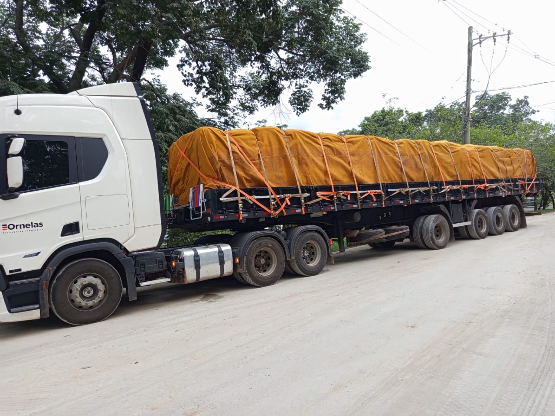 Carreta com carga lonada em rodovia